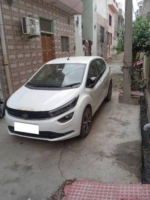 https://images10.gaadi.com/usedcar_image/4181110/original/processed_25a5cbaf-5f92-4077-9ba6-3651d52f7861.jpg?imwidth=6400