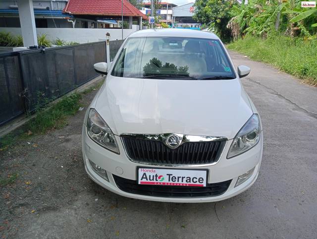 https://images10.gaadi.com/usedcar_image/4181133/original/e95fd05001234f7703e9282408473658.jpg?imwidth=6400