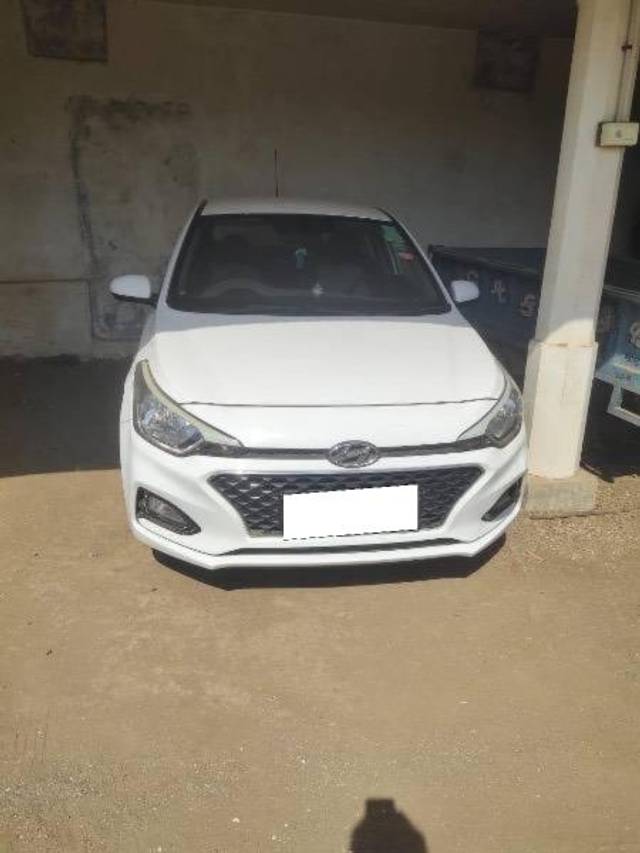 https://images10.gaadi.com/usedcar_image/4181249/original/processed_9434e654-95f6-498b-91a5-902e673cc96e.jpg?imwidth=6401