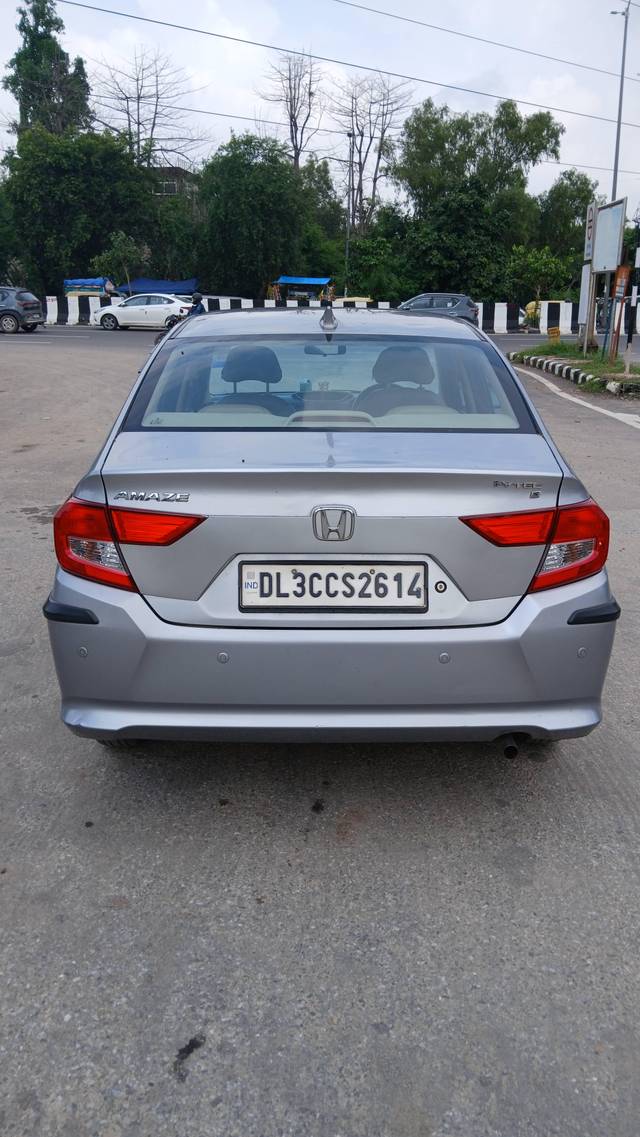 https://images10.gaadi.com/usedcar_image/4182096/original/processed_5bda88f8aadf7fec99c1ac3777323d75.jpg?imwidth=6401