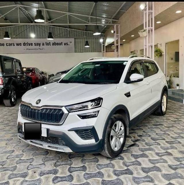 https://images10.gaadi.com/usedcar_image/4182467/original/processed_fcefdfd9-5d1e-40b6-8384-7ce2f8230a55.jpg?imwidth=6401