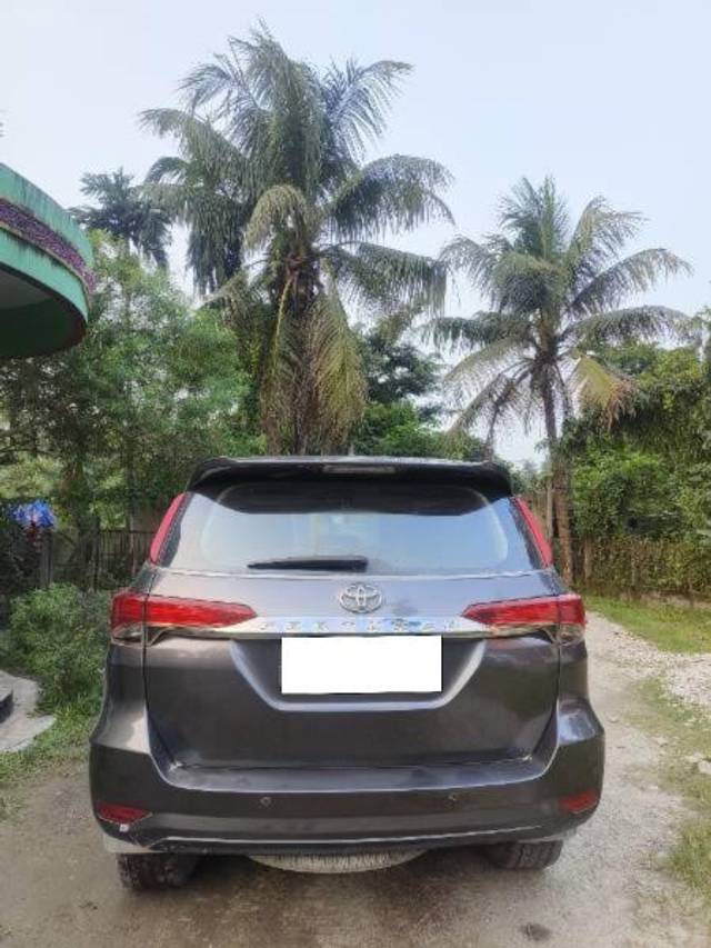 https://images10.gaadi.com/usedcar_image/4182517/original/processed_67ef3e44-9a57-493d-abaa-f16e7b83dea8.jpg?imwidth=6402