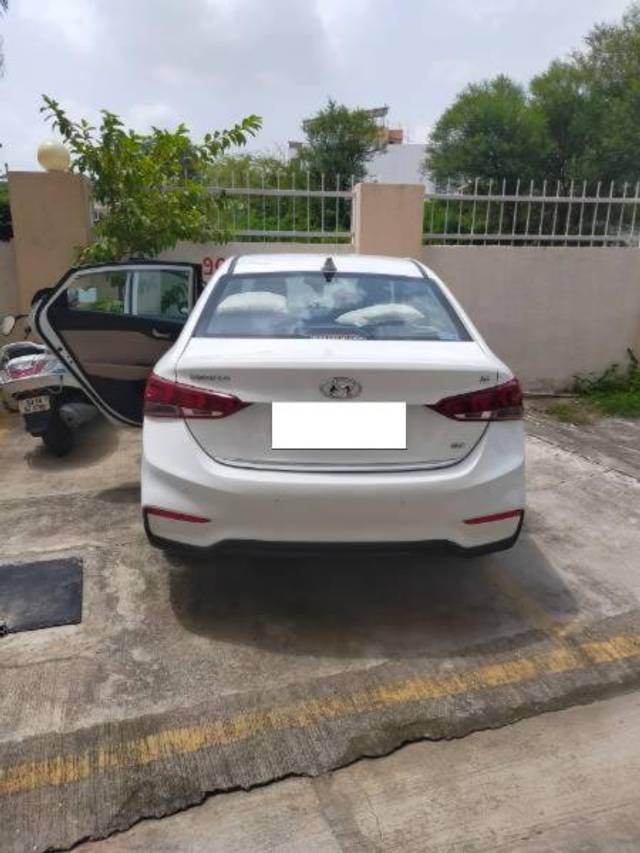 https://images10.gaadi.com/usedcar_image/4182646/original/processed_117a3b40-d0f5-4ca4-8f9a-9f3b4dfdf592.jpg?imwidth=6402