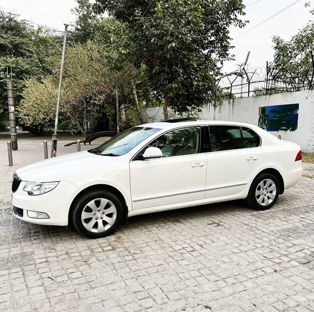 https://images10.gaadi.com/usedcar_image/4182898/original/3dcd107b9a0465ef9c16b738c8080cb3.jpg?imwidth=6400