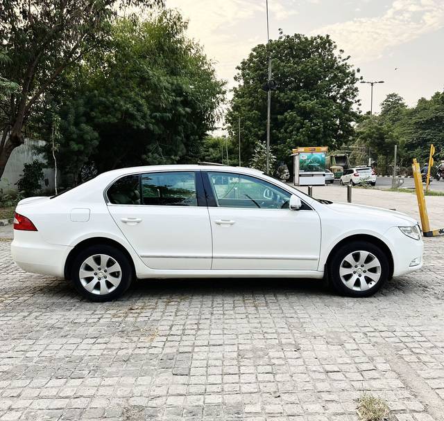 https://images10.gaadi.com/usedcar_image/4182898/original/70b529200212df651c738f1623d6aa97.jpg?imwidth=6401