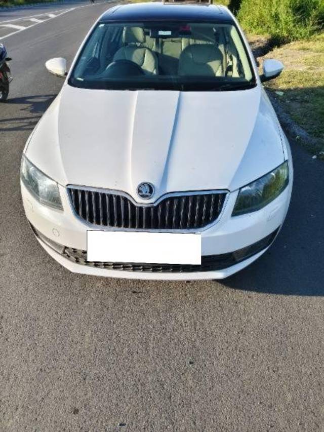 https://images10.gaadi.com/usedcar_image/4183607/original/processed_1a3406e6-c8cd-400d-8e8d-0e32233b29b1.jpg?imwidth=6402