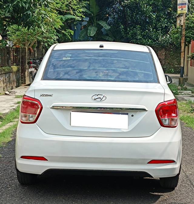 https://images10.gaadi.com/usedcar_image/4183728/original/processed_d7c99954fc12011e7f4686de196ad6db.jpg?imwidth=6402