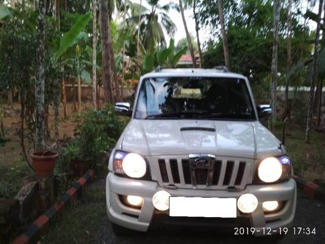 https://images10.gaadi.com/usedcar_image/4184038/original/processed_7bc801ff-6553-4444-bb8f-4430d10dcbb3.jpg?imwidth=6400