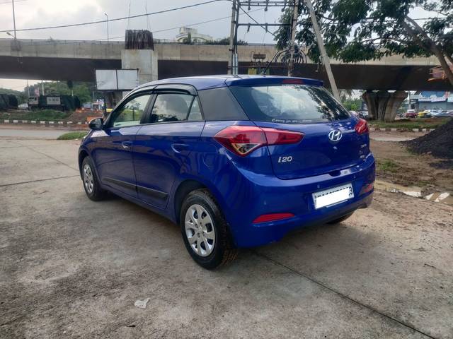 https://images10.gaadi.com/usedcar_image/4184316/original/processed_90b73694b035bd004acc6056fd886941.jpg?imwidth=6402