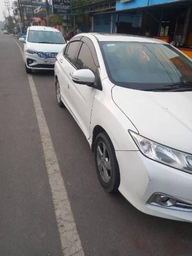 https://images10.gaadi.com/usedcar_image/4184498/original/processed_c3363a99-cb96-4f02-9ebe-c39e898e5f17.jpg?imwidth=6400