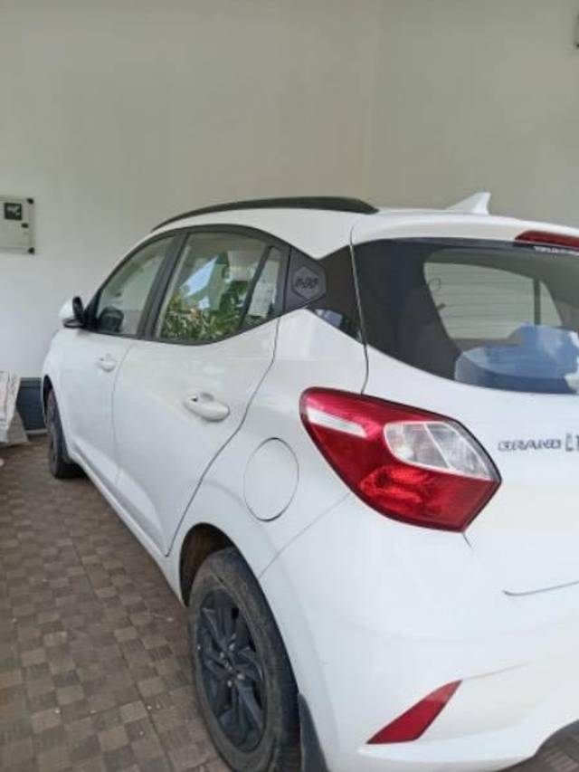 https://images10.gaadi.com/usedcar_image/4184681/original/processed_503911a2-e9a5-44e6-840e-5285fb8b695a.jpg?imwidth=6400