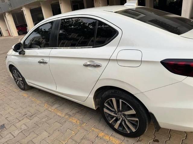 https://images10.gaadi.com/usedcar_image/4184803/original/processed_f971ddcd-6ab8-402f-a320-9b94f946e969.jpg?imwidth=6402