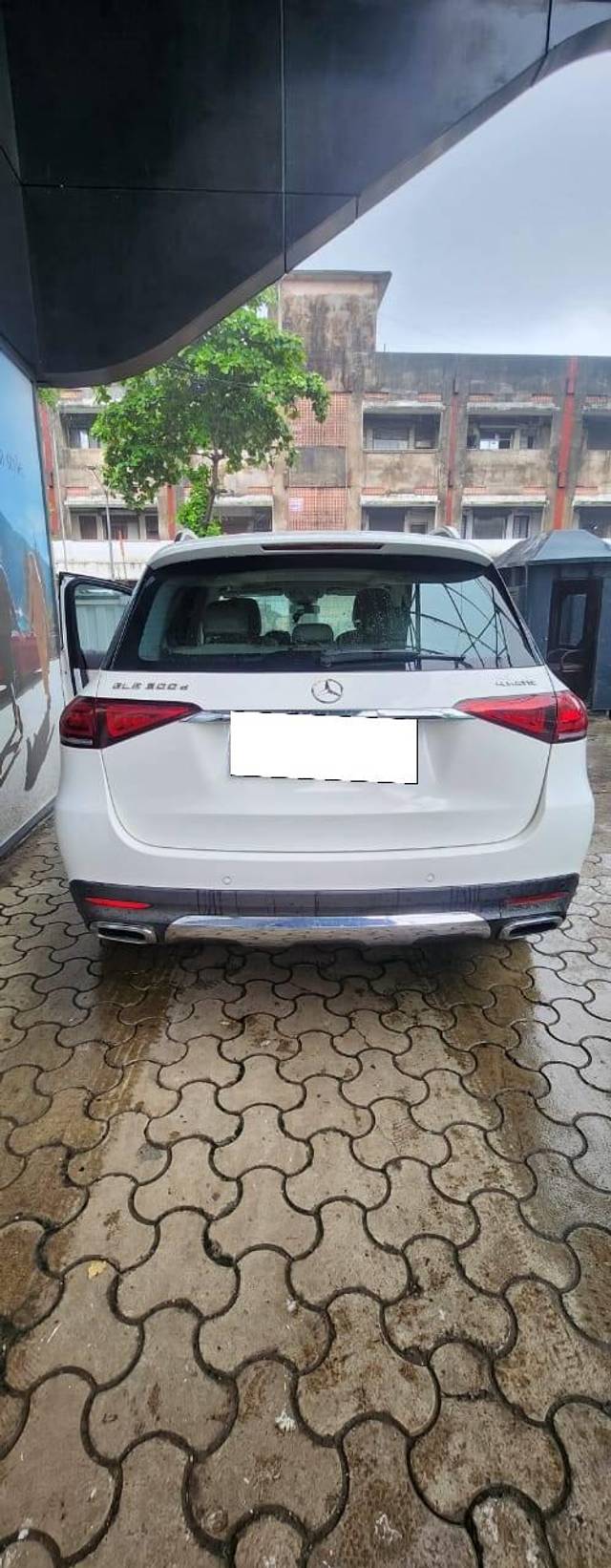 https://images10.gaadi.com/usedcar_image/4184807/original/processed_5e1e867e8fd20d227d9a7fc6da29a27e.jpg?imwidth=6402