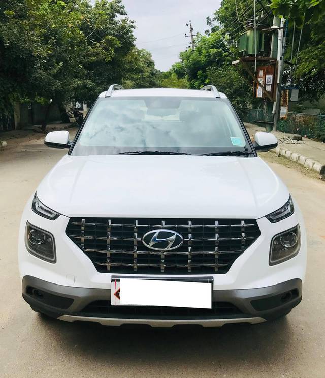 https://images10.gaadi.com/usedcar_image/4184971/original/processed_b5e2493a8c0624f244229cff40c5990f.jpg?imwidth=6402