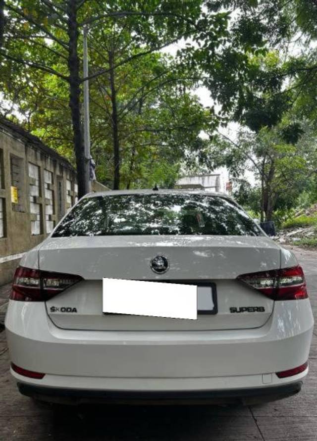 https://images10.gaadi.com/usedcar_image/4185196/original/processed_1d2ca332-0cd0-4486-8435-163eb1f9fdf5.jpg?imwidth=6401