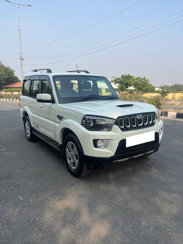 https://images10.gaadi.com/usedcar_image/4185210/original/processed_c971721ee9fd97cb1d3a9af8a2b3ba3d.jpg?imwidth=6400