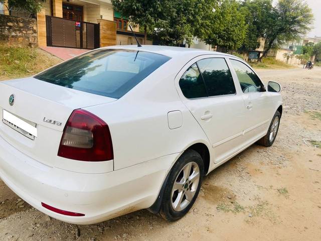 https://images10.gaadi.com/usedcar_image/4185384/original/processed_455e01215e8c8b5e92990ba94e9e8bee.jpg?imwidth=6402