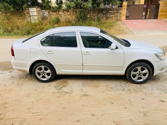 https://images10.gaadi.com/usedcar_image/4185384/original/processed_75e9a7454f8730a058ce5686173d325f.jpg?imwidth=6401