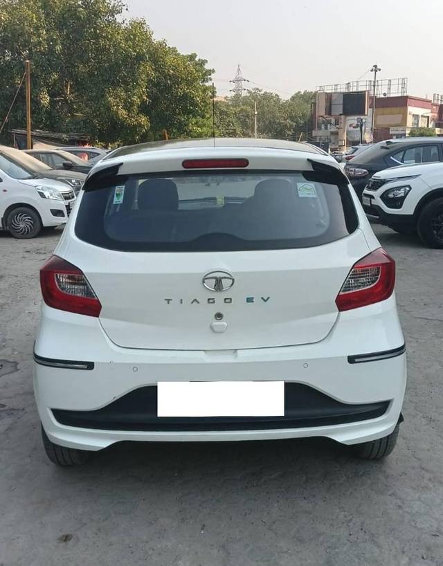 https://images10.gaadi.com/usedcar_image/4185456/original/processed_72ddbcb1285c783e2614258200c071b7.jpg?imwidth=6401