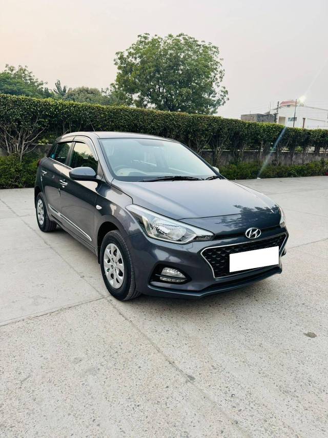 https://images10.gaadi.com/usedcar_image/4185657/original/processed_4365a0017cdefa73437ca79ad43224f0.jpg?imwidth=6400