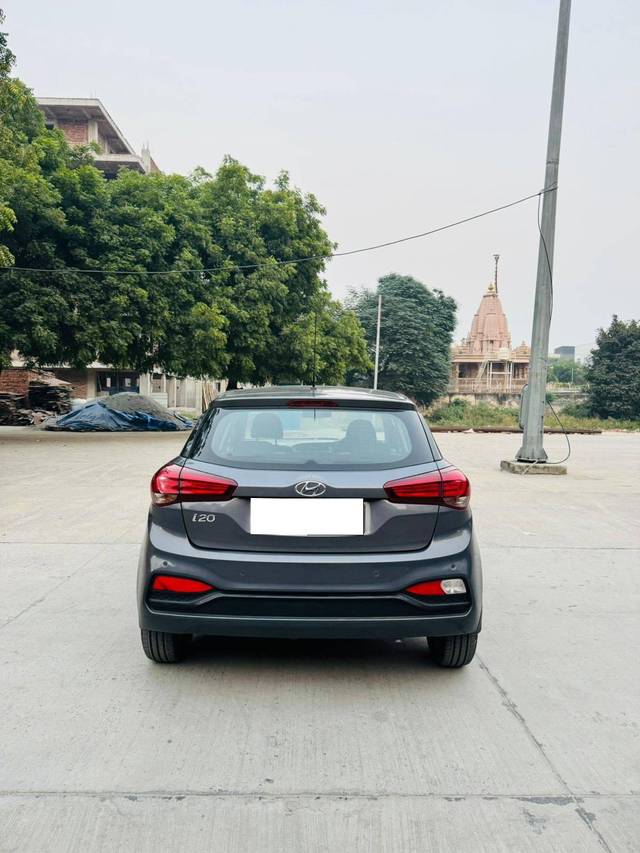 https://images10.gaadi.com/usedcar_image/4185657/original/processed_8013cdf176d5d46abda8829bda7d5be4.jpg?imwidth=6402