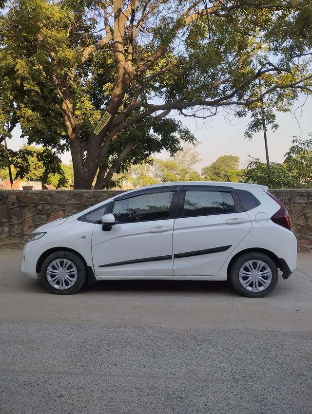 https://images10.gaadi.com/usedcar_image/4185660/original/04daa3e83e7824dc86a7218cc97abd14.jpg?imwidth=6402