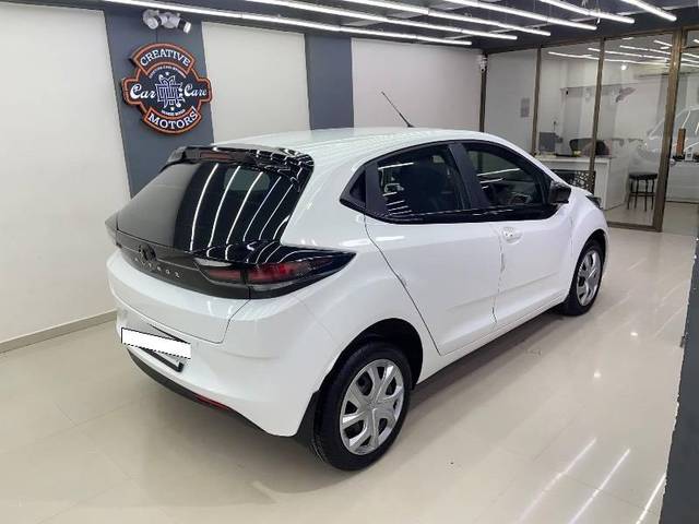 https://images10.gaadi.com/usedcar_image/4185868/original/processed_b9845fda-5f9c-4223-b46a-8578a648f6ad.jpeg?imwidth=6401