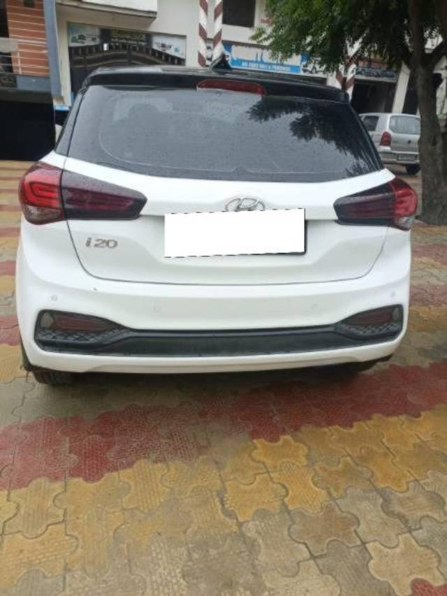 https://images10.gaadi.com/usedcar_image/4185880/original/processed_331b450e-3b81-4851-9456-202aeb43afd0.jpg?imwidth=6401