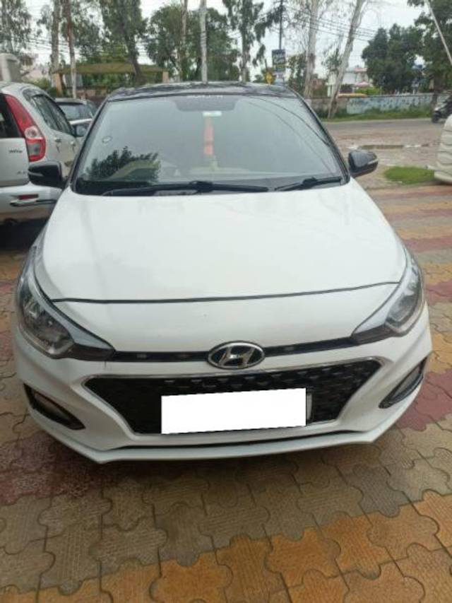 https://images10.gaadi.com/usedcar_image/4185880/original/processed_3392ba06-ffdd-4bf9-8add-596cb4d6904f.jpg?imwidth=6400