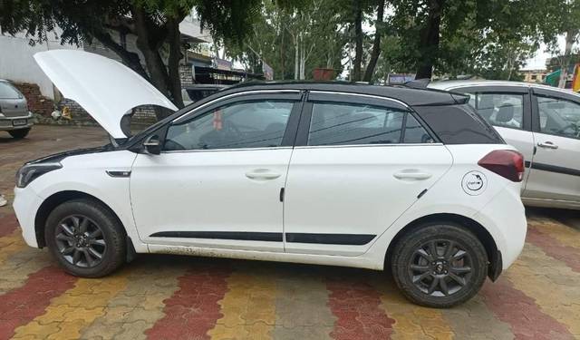 https://images10.gaadi.com/usedcar_image/4185880/original/processed_383167f4-ae65-4caa-88a5-a048fe960a12.jpg?imwidth=6402