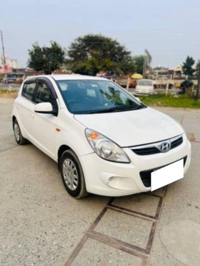 https://images10.gaadi.com/usedcar_image/4185957/original/processed_5ecac2d6-85cb-4e6d-b351-197dca2eadd7.jpeg?imwidth=6400