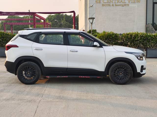 https://images10.gaadi.com/usedcar_image/4186068/original/processed_beb8164d8d609ec819cb95e40c92e330.jpg?imwidth=6402