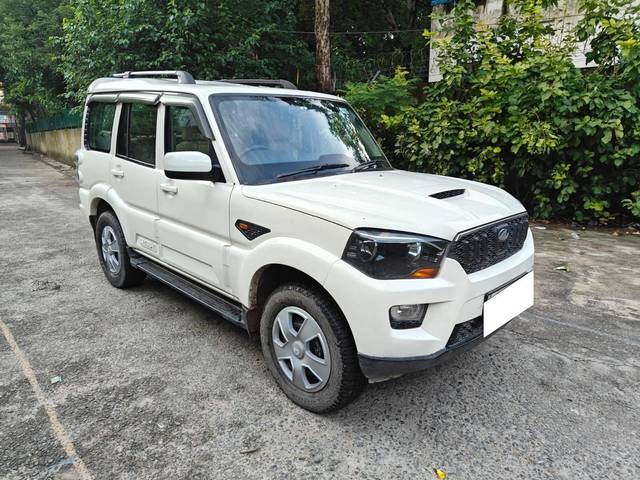 https://images10.gaadi.com/usedcar_image/4186732/original/processed_5abf541f848ce10d8977e7c5b28a10bf.jpg?imwidth=6400