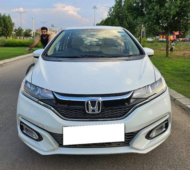 https://images10.gaadi.com/usedcar_image/4186898/original/processed_e52a697a5d27610699810bd3af594a36.jpg?imwidth=6402