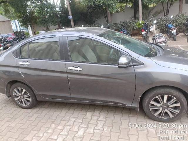 https://images10.gaadi.com/usedcar_image/4186969/original/processed_8c48e798-af7b-4a61-8543-f3328da4afab.jpg?imwidth=6401