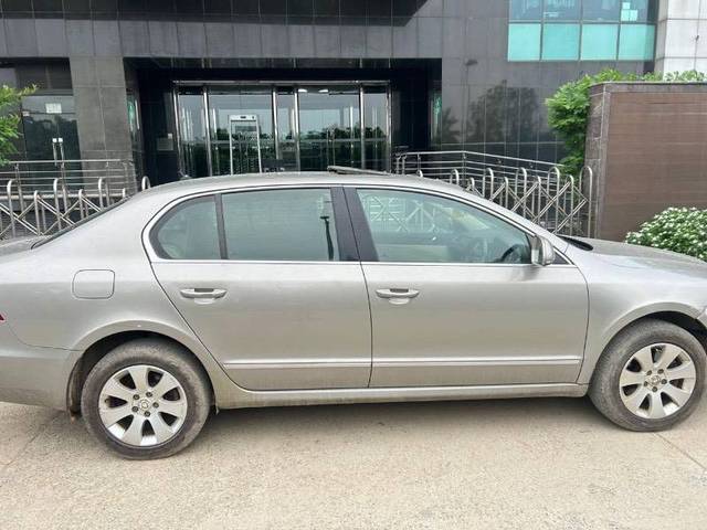 https://images10.gaadi.com/usedcar_image/4186993/original/ef3abc0c2469befa9b4f23332e323eb7.jpg?imwidth=6402