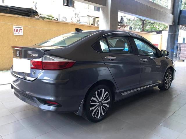 https://images10.gaadi.com/usedcar_image/4187365/original/processed_a0f159580b46e67bd1f02e822abc76c9.jpg?imwidth=6401