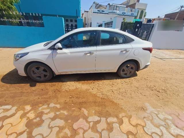 https://images10.gaadi.com/usedcar_image/4187381/original/processed_220890b3-f7af-4a06-9d3f-a7678025b024.jpg?imwidth=6402