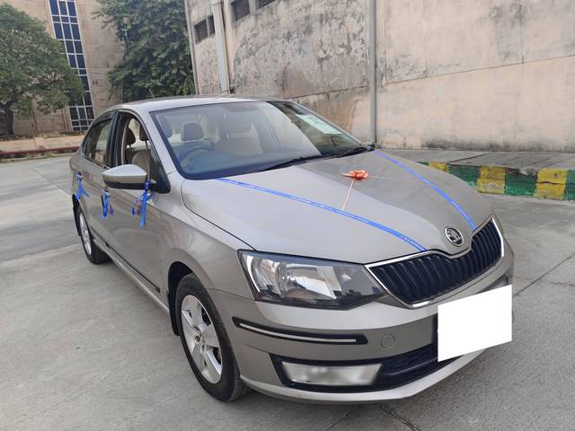 https://images10.gaadi.com/usedcar_image/4187432/original/processed_8f315dab0f57fb3d76b03507ead60c40.jpg?imwidth=6400