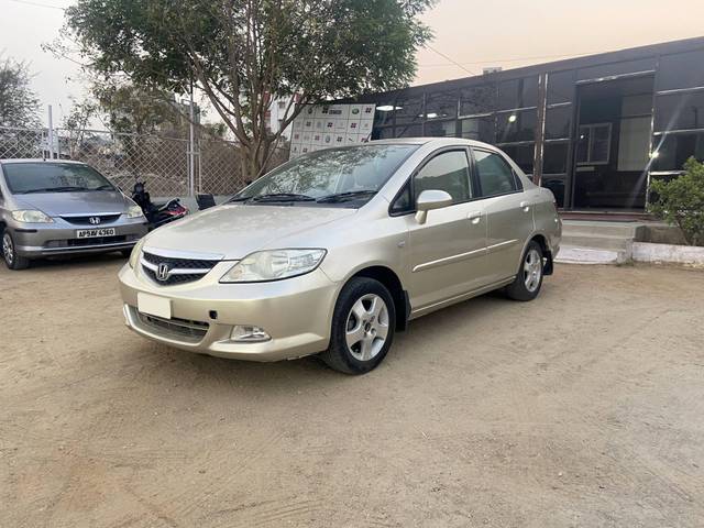 https://images10.gaadi.com/usedcar_image/4187572/original/processed_8ec78ee8f587facc9a2c56ef9f01982d.JPG?imwidth=6402