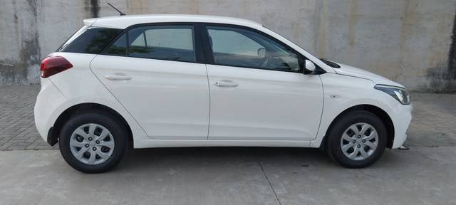 https://images10.gaadi.com/usedcar_image/4187758/original/bef9370bac6e4f61dc1347f63a38fcb5.jpg?imwidth=6401