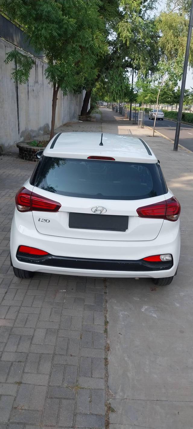 https://images10.gaadi.com/usedcar_image/4187758/original/processed_65f09259868acd09a9a12f930d34272c.jpg?imwidth=6402