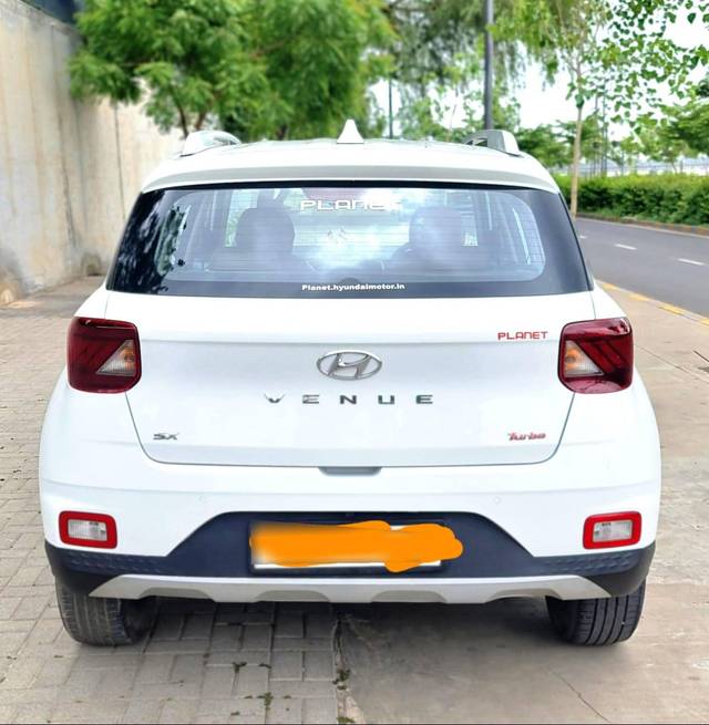 https://images10.gaadi.com/usedcar_image/4187790/original/processed_3823dc44925d2f618487e29b7fbeddfd.jpg?imwidth=6402