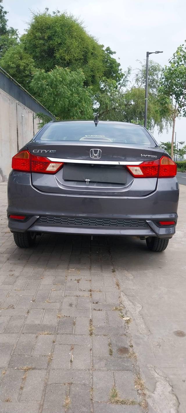 https://images10.gaadi.com/usedcar_image/4187794/original/processed_d7d73a5eecf0e49631d8391beae4b387.jpg?imwidth=6402