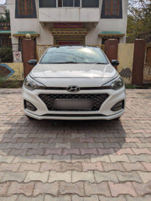 https://images10.gaadi.com/usedcar_image/4188014/original/processed_2e19bcd702263a3bdb104bdab35c0fb2.png?imwidth=6402