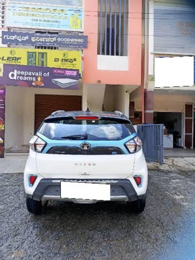 https://images10.gaadi.com/usedcar_image/4188145/original/processed_1773bb28-65c1-41af-9b54-69ceb1868242.jpg?imwidth=6402