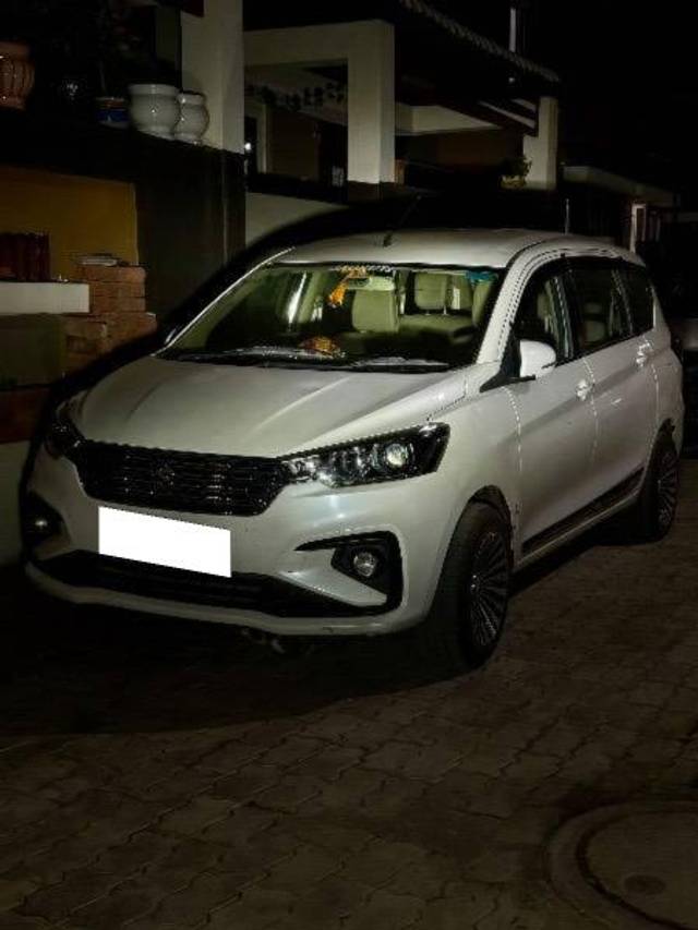 https://images10.gaadi.com/usedcar_image/4188362/original/processed_19b30188-5257-43bc-8d94-43116f8070ce.jpg?imwidth=6401