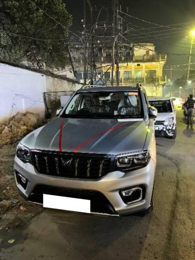 https://images10.gaadi.com/usedcar_image/4188740/original/processed_e24b62cf-536e-4a05-b1cc-bda0e0c392e8.jpeg?imwidth=6400