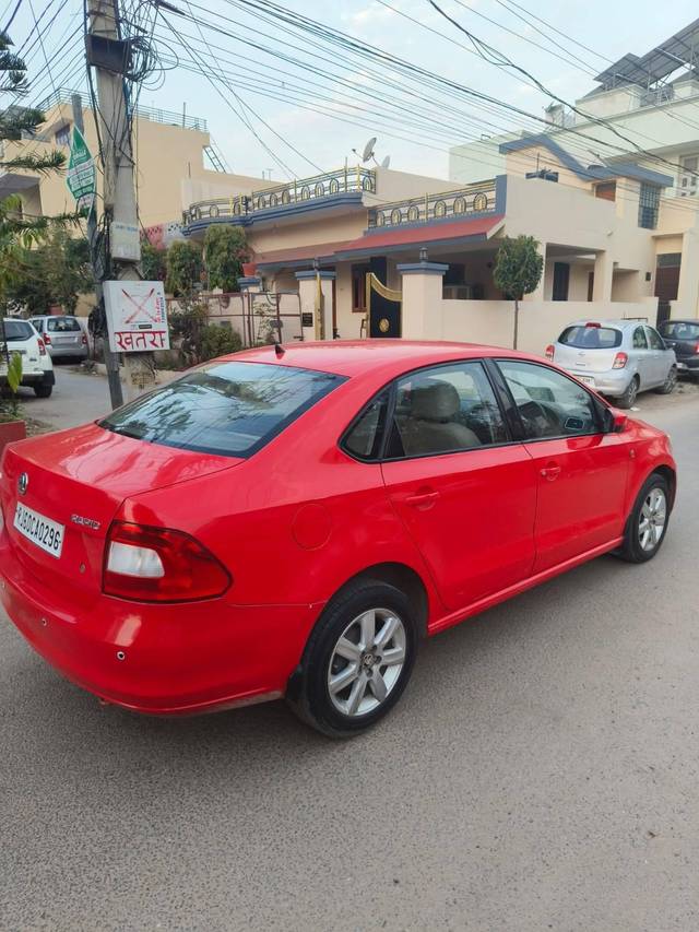 https://images10.gaadi.com/usedcar_image/4188779/original/processed_e3335af94d1be310355264438c5e9ac8.jpg?imwidth=6402