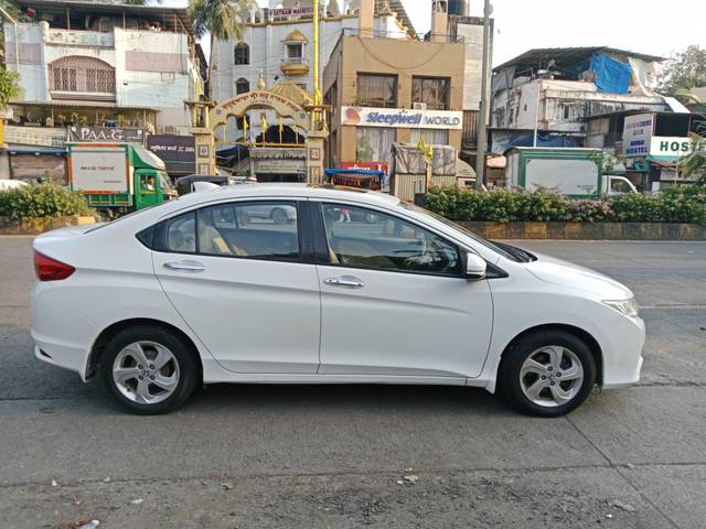 https://images10.gaadi.com/usedcar_image/4188787/original/processed_48fb12d9c5342cc78ee8eac14a994af9.jpg?imwidth=6402